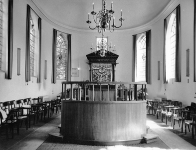 847715 Interieur van de synagoge (Drieringensteeg 2) te Amersfoort: bima, heilige ark, kroonluchter en spitsboogramen